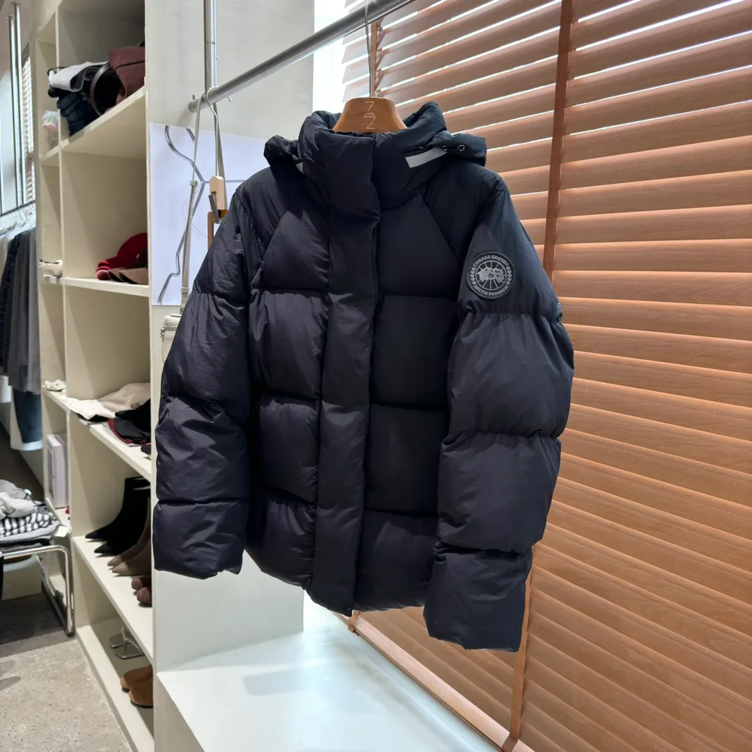 P780 Style No. Y110 𝗖𝗔𝗡𝗔𝗗𝗔 𝗚𝗢𝗢𝗦𝗘｜Canada Goose 𝗝𝘂𝗻𝗰𝘁𝗶𝗼𝗻Capsule Short Down Jacket/Ouyang Nana Generation 𝗦𝗶𝘇𝗲: 𝗫𝗦 𝗦 𝗠 𝗟 𝗫𝗟 Product color: black, white